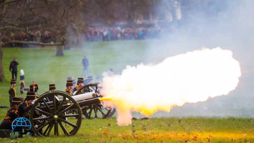 Đại bác chào mừng ngày sinh nhật của Nữ Hoàng