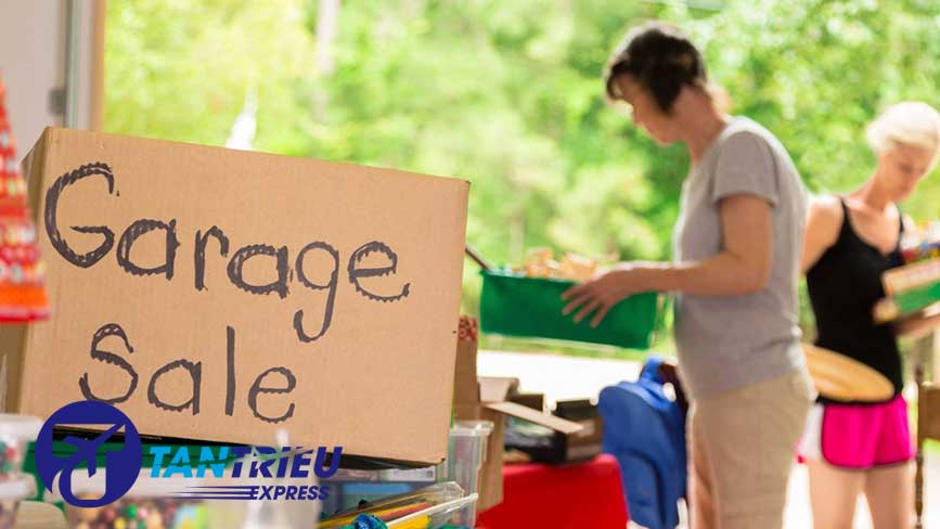 Mua bán hàng garage Sale trước nhà