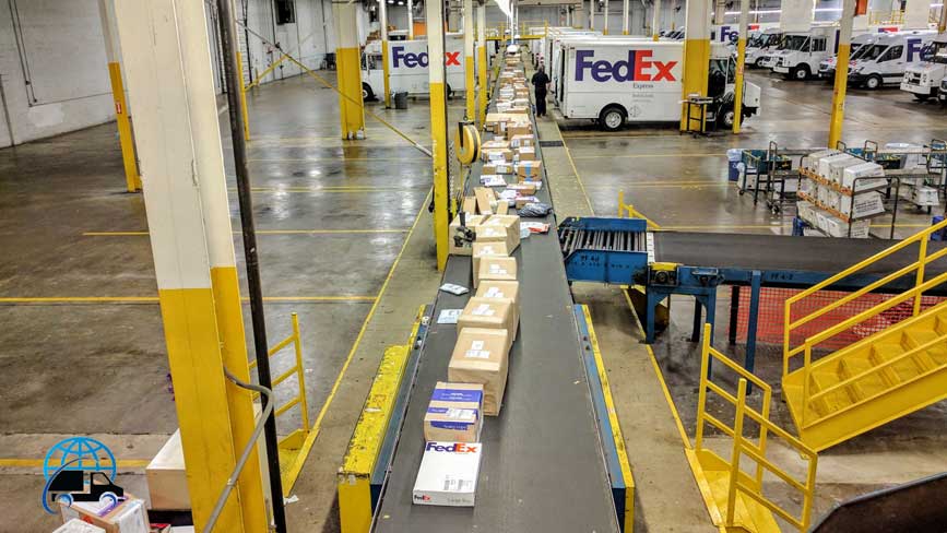 Quan cảnh bên trong kho tại fedex