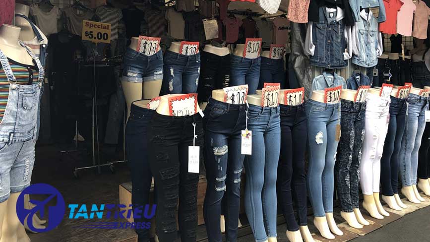 Quần ao bày bán như những ngôi chợ ở Sài Gòn