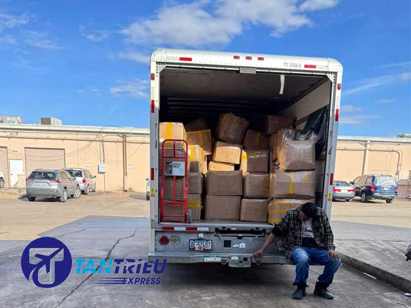 Khách hàng chọn gửi hàng chính ngạch về Việt Nam