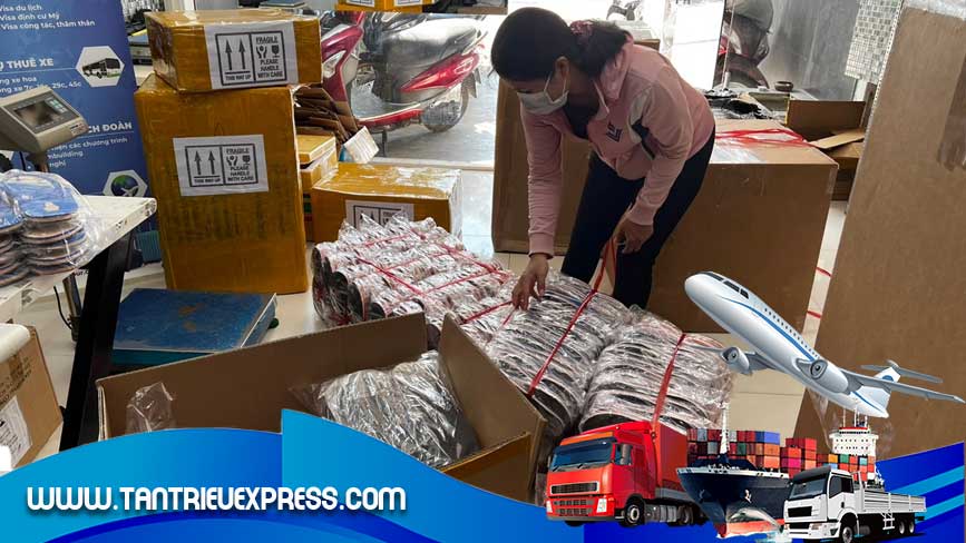 Khách gửi dép đi Mỹ tại văn phòng Tân Triều