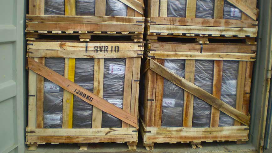 Hàng hóa được đóng pallet đưa vào container