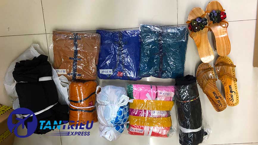 Quần áo, giày dép là một trong những mặt hàng được ưa thích gửi đi Mỹ