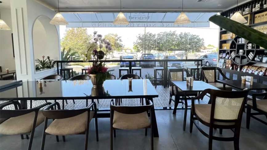 Không gian bên trong quán cafe