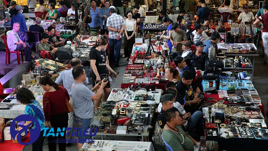 Cảnh họp chợ cuối tuần ở cafe đồ xưa Cao Minh