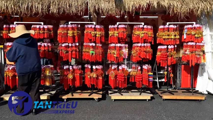 Sắc đỏ nhuộm thêm phần tươi thắm trong hội chợ Hoa