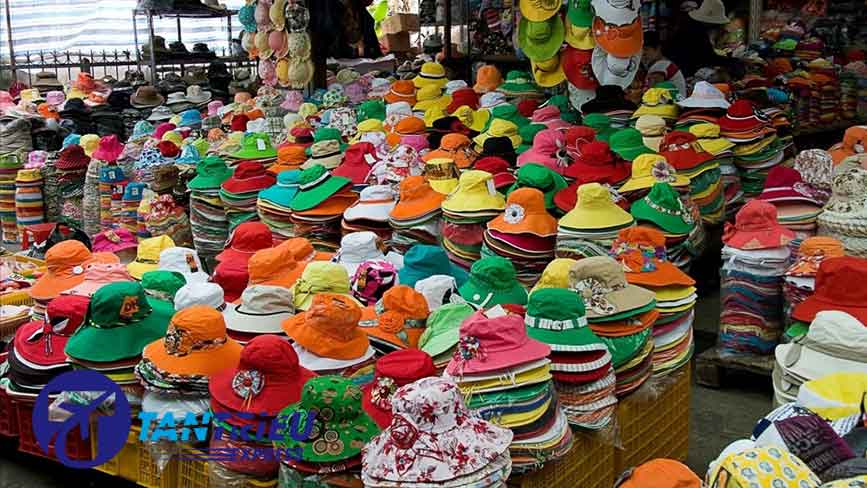 Chợ Bình Tây với nhiều cửa hàng bán sỉ lẻ quần áo, mũ nón, giày dép