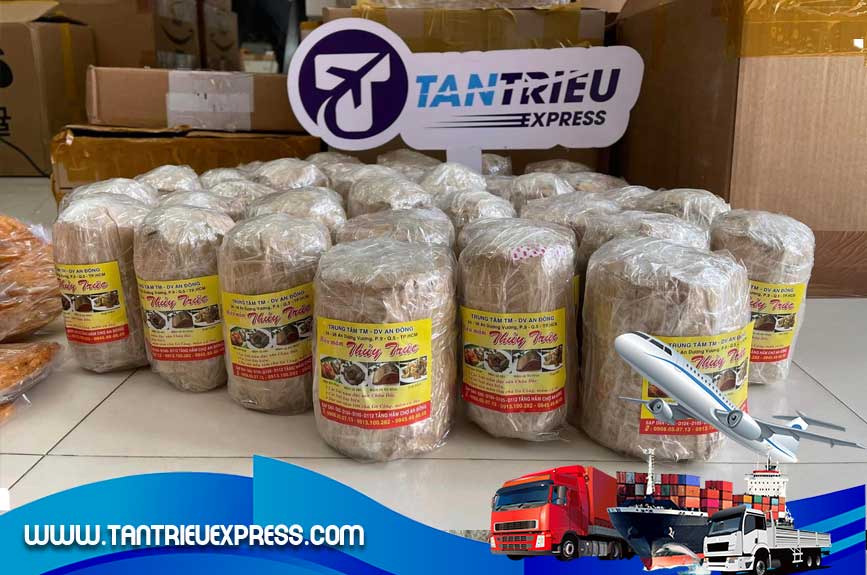 Đóng gói mắm theo tiêu chuẩn để gửi đi Arizona