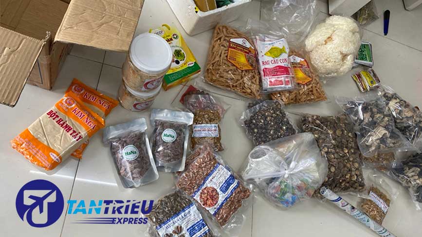 Đa dạng mặt hàng được gửi từ quận 1 đi Mỹ