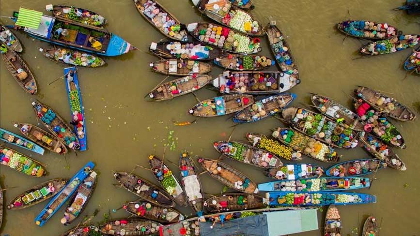 Chợ nổi Cái Răng tấp nập ghe thuyền