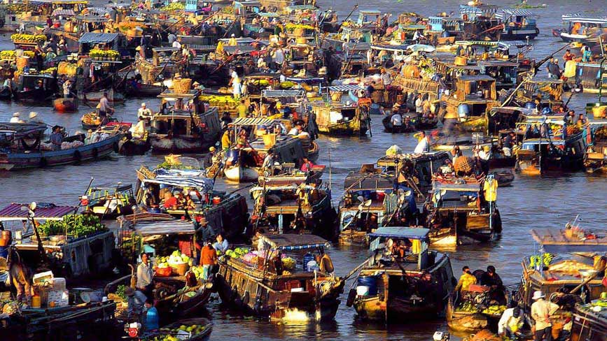 Chợ nổi Cái Bè trong phiên chợ tết