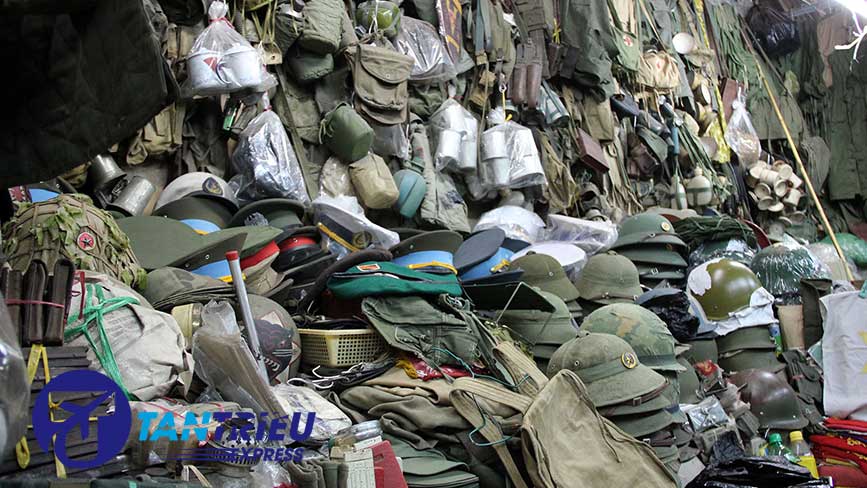 Các gian hàng bán quân trang - quân dụng nằm sâu trong các kiot trong chợ