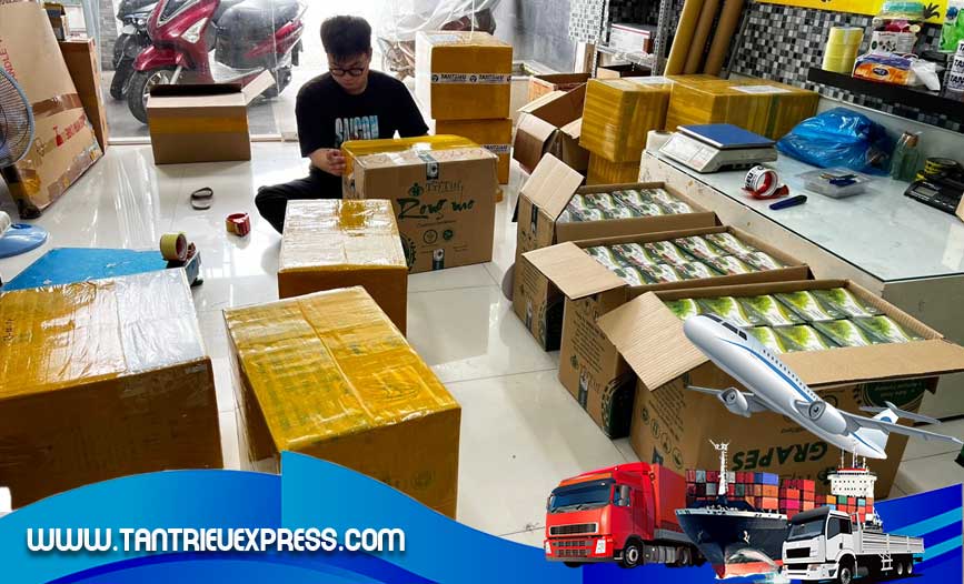 Hàng hóa được đóng gói và xử lý tại Tân Triều