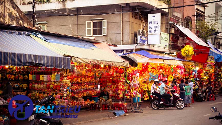 Mỗi dịp Trung Thu là phố Lưỡng Như Học ngập tràn màu sắc của đèn lồng