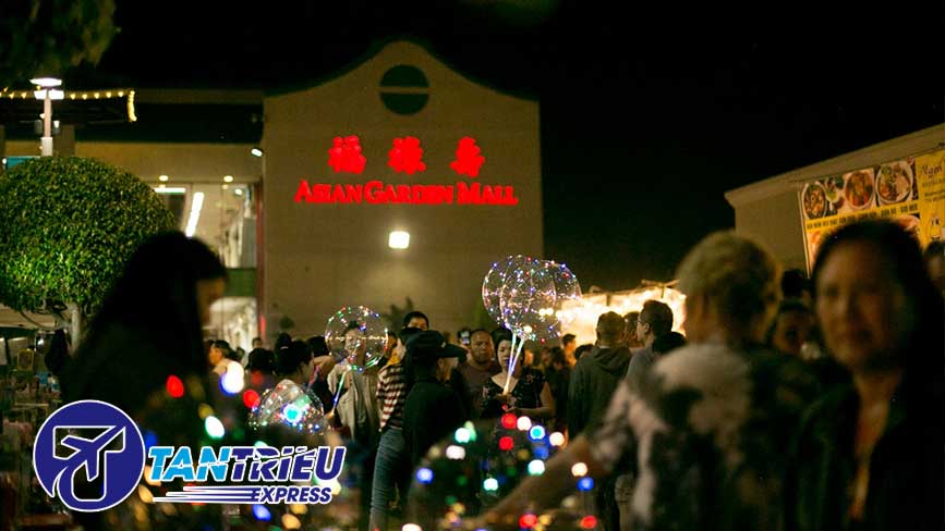 Những bong bóng màu sắc rực rỡ trong chợ đêm