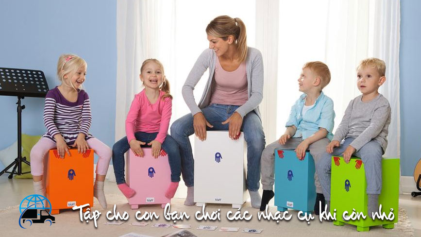 Cho con tập chơi môn trống Cajon