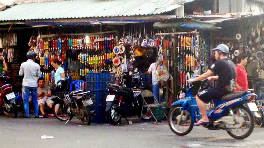 Tất cả các phụ kiện liên quan đến xe máy đều được bán ở đây
