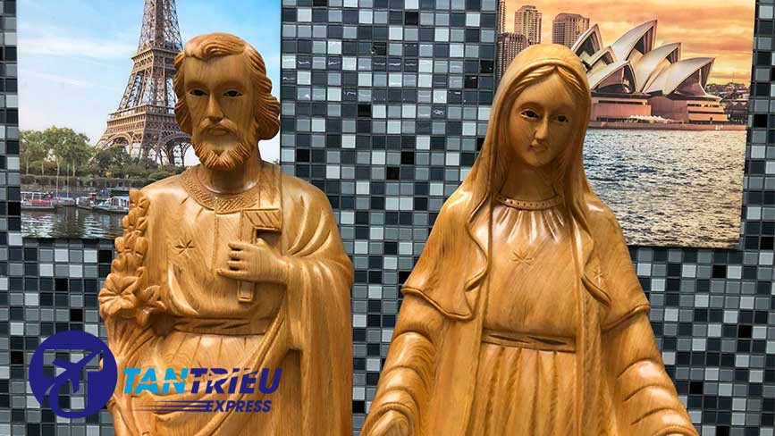 Gửi tượng gỗ chúa Jesu và mẹ Maria đi Mỹ từ quận 4