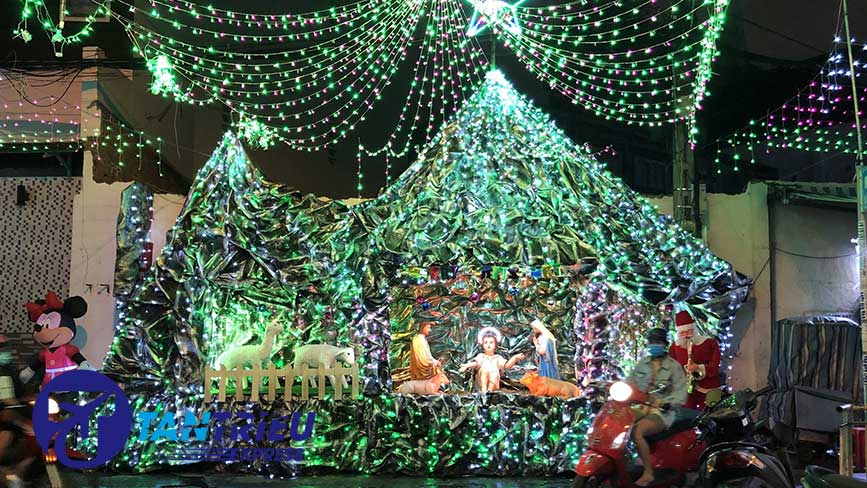 Chụp hình với hang đá tại xóm đạo Bắc Hải