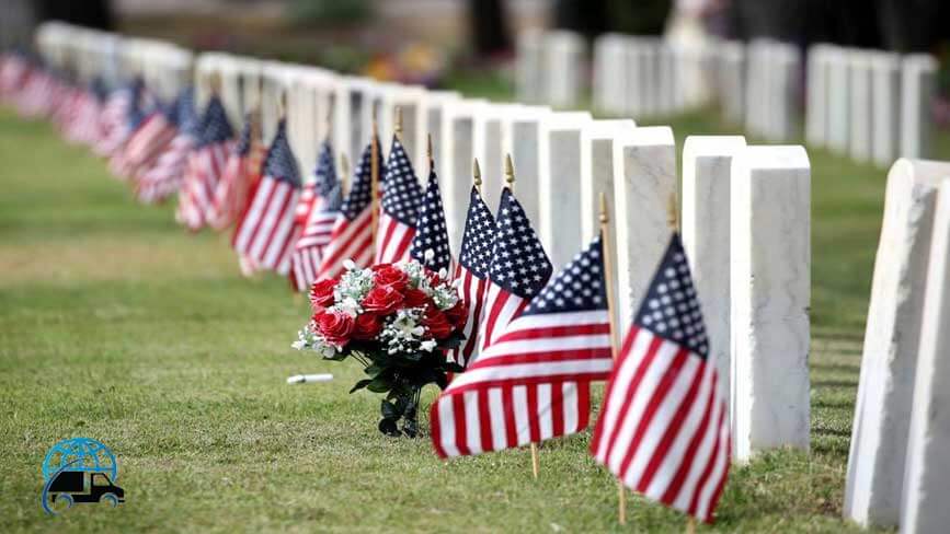 Những phần mộ được cắm lá cờ nước Mỹ tri ân