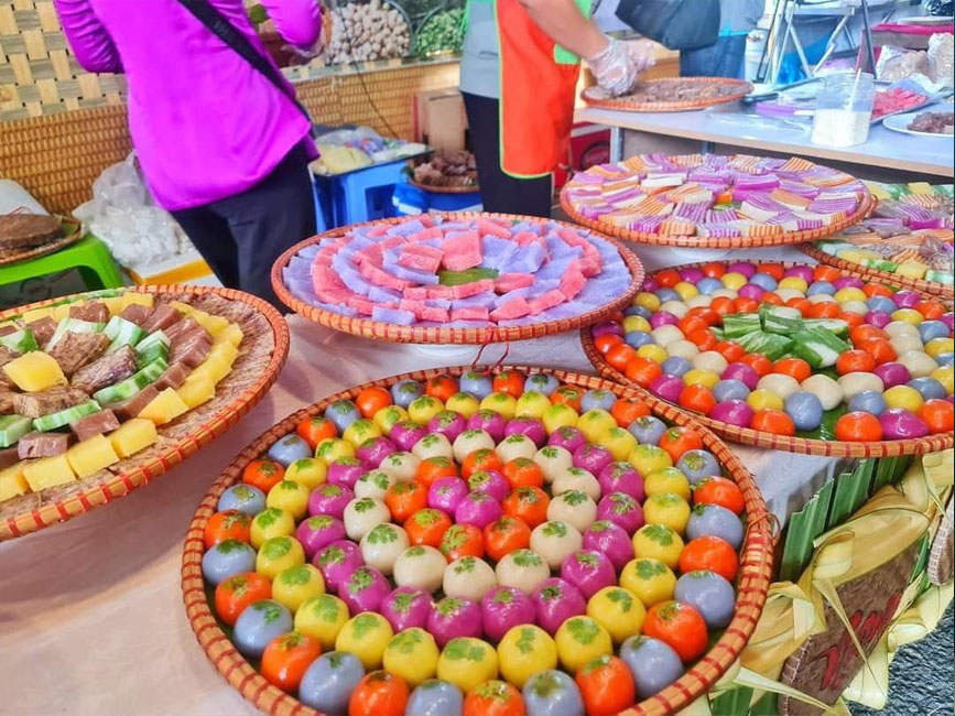 Bánh đầy màu sắc trong lễ hội