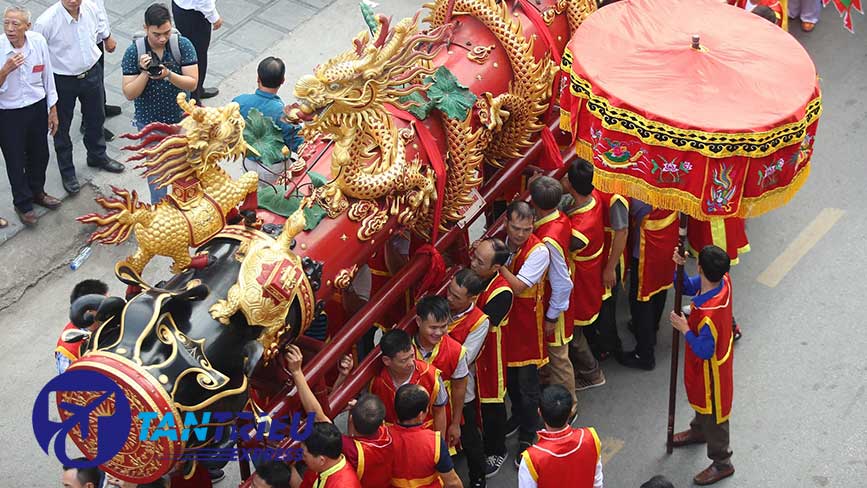 Những khẩu pháo được chạm chỗ hoa văn tứ linh