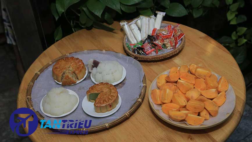 Mâm cỗ trung thu đơn giản nhưng đầy đủ