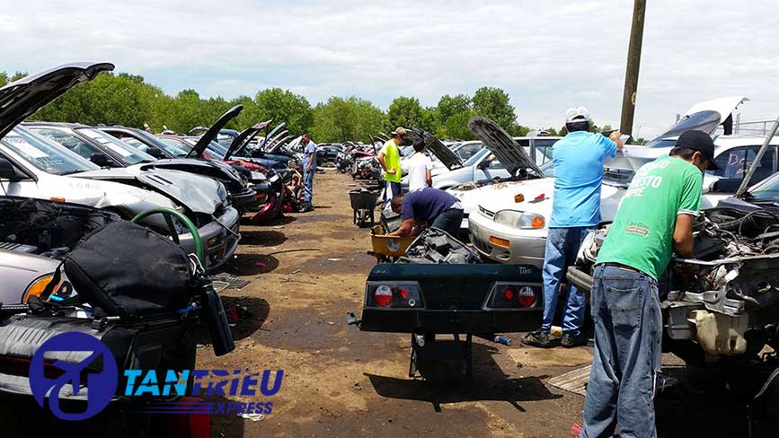 Những người đến nghĩa địa xe đa phần là người lao động