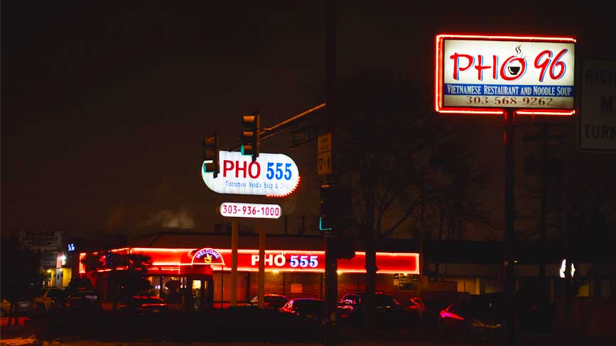 Những quán phở đêm sát cạnh nhau trên phố Bolsa