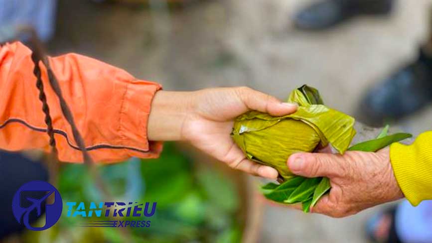 Người mua trả tiền bằng lá, và người bán nhận lại bằng nụ cười