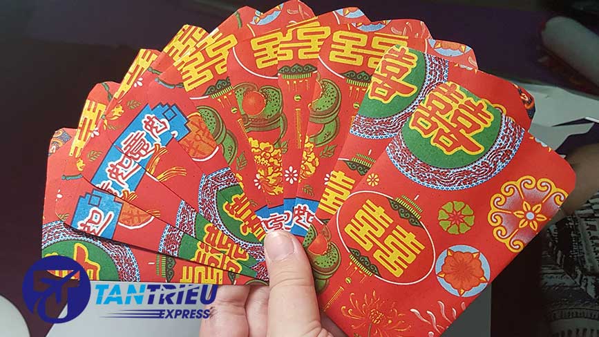 Những phong bì lì xì đỏ mang lại may mắn cho người nhận