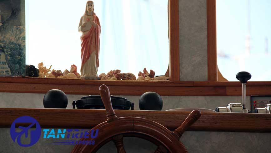 Bên trong khoan lái của con tàu Tôm do người Việt làm chủ