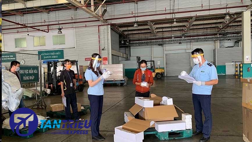 Thông quan hàng quà biếu, quà tặng tại cửa khẩu Tân Sơn Nhất