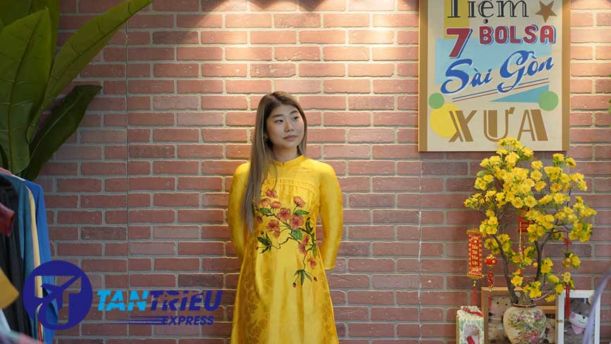 Khách đến chụp ảnh tại tiệm Bảy Bolsa dịp tết nguyên đán