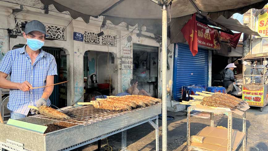 Cá lóc nướng phục vụ ngày vía thần tài